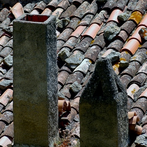 Une cheminée carrée et une cheminée pyramidale sur une toiture de tuiles grises - France  - collection de photos clin d'oeil, catégorie rues